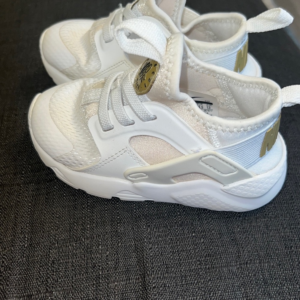 Nike Huarache Run (GS) Size 7 Little Kid White Sneaker/ Running Shoes
